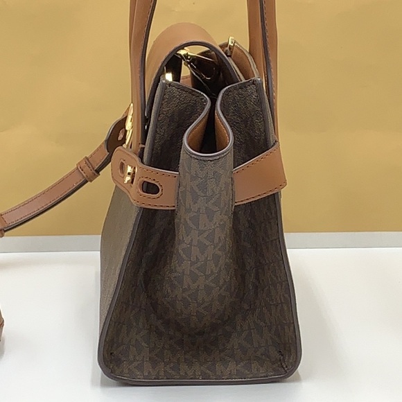 MICHAEL KORS
Carmen Medium Color-Block Logo Satchel color Brown signatur… - Picture 7 of 16